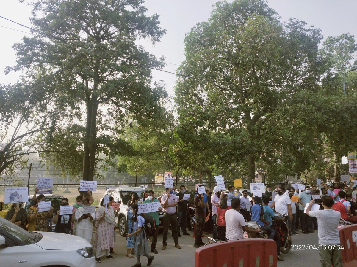Hari_Parashar22's tweet photo. Hundreds of parents protesting against the unjustified fee hike by DPS Rohini. 73% hike in overall fee in last 12 months.
@DelhiparentsDPA 
@DPSRParents2022 
@msisodia 
@Dir_Education 
@apra2602 https://t.co/vdtgditLJW