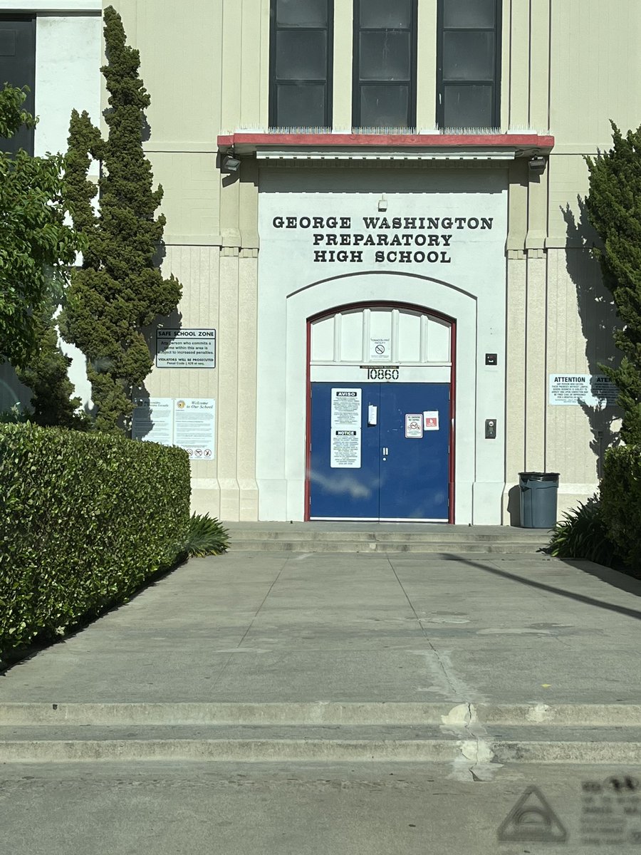 CounselorHamlet's tweet photo. Talked about you today and I was instantly reminded of my “why.”
Thank you #WPHS💙❤️ I am who I am because of the knowledge &amp; love poured into me on 108th &amp; Denker Ave.  #WashingtonPrep❤️💙
✨Worthy deeds harmoniously achieve✨ https://t.co/4qzKTNDWIp