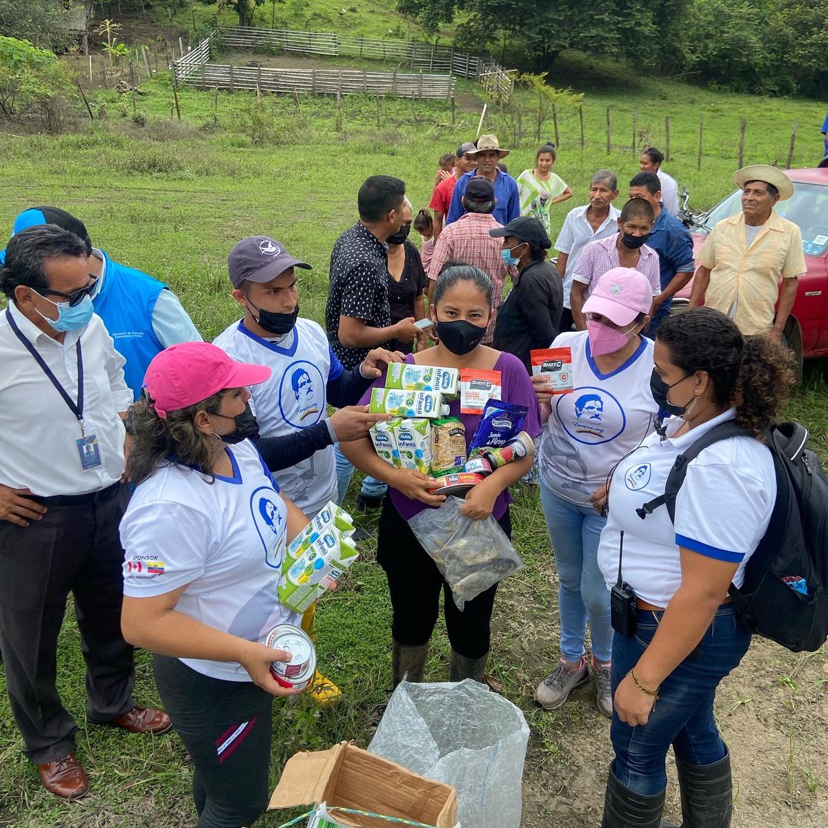 fernove_org's tweet photo. Hoy llevamos ayuda humanitaria a 70 familias del recinto La Británica del Cantón Balzar quienes fueron afectados por las recientes inundaciones. Agradecemos a @InclusionEc y @goberguayasec por la logística brindada @parosemena https://t.co/G5gWToI3qX