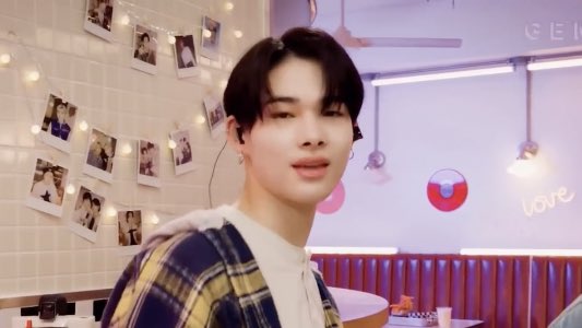 rikiruns's tweet photo. this photo sequence of ni-ki 😏 https://t.co/tDBg2vHktf