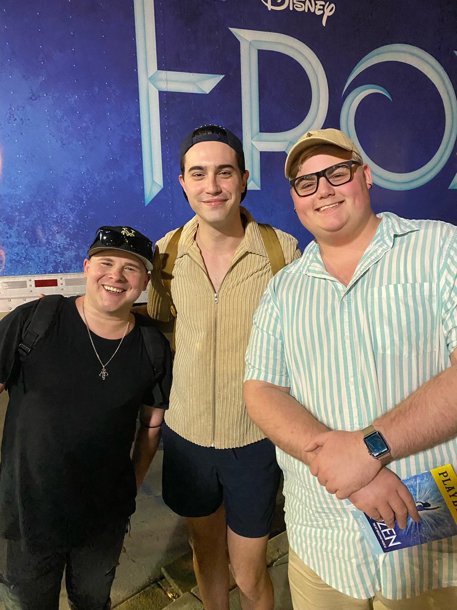 cuboftheyear's tweet photo. WHAT WHA WHAT WHAT I MET @fmichaelhaynie AND @ryanmccartan on the @FrozenBroadway tour! #FrozenTour https://t.co/tRVyNQwwxG