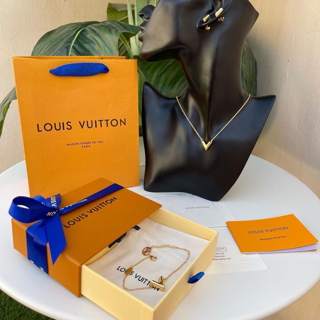 ياجماعة اقسم بالله ماهو اعلاىن
ولكن شفت حسابه صدفه وحبيت المنتج
قال لي أخذها مقابل رت وقلت انتخي بكم
كلها 450 رت وافرح بها بالعيد 🥺🧡🧡
• <a href="/matgrkm___/">ًمتجركم</a>