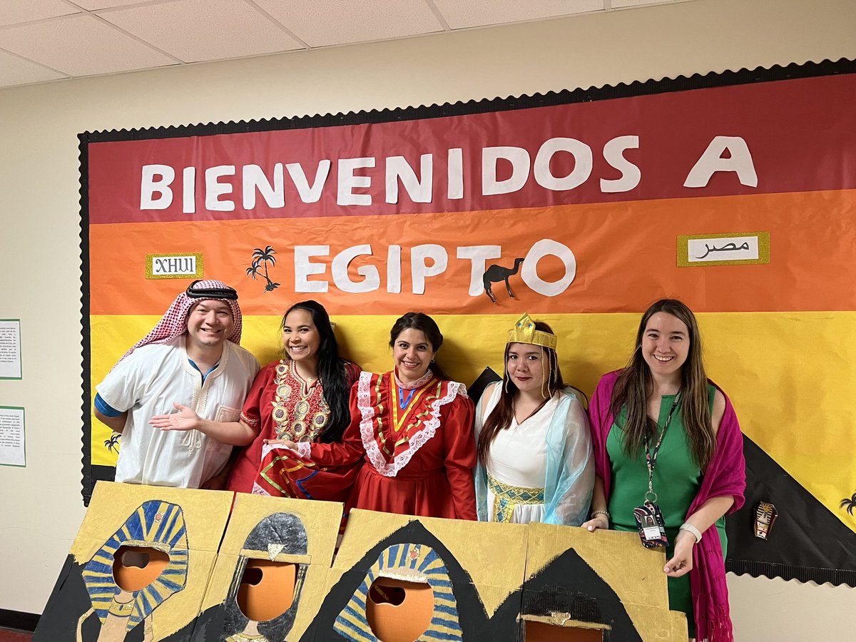 msmenaDLI's tweet photo. What an amazing International Night at @WalterBickettES 🇲🇽🇵🇭🇮🇹🇦🇪🇮🇪🇧🇷🇪🇬🇳🇱!! It was a great opportunity to show different countries to our students and their families. I’m very proud to teach at such a wonderful school. Let’s Go RedHawks!! @ParticipateLrng @IreneZamoraSoto @UCPSNC https://t.co/Ake3GiF53h