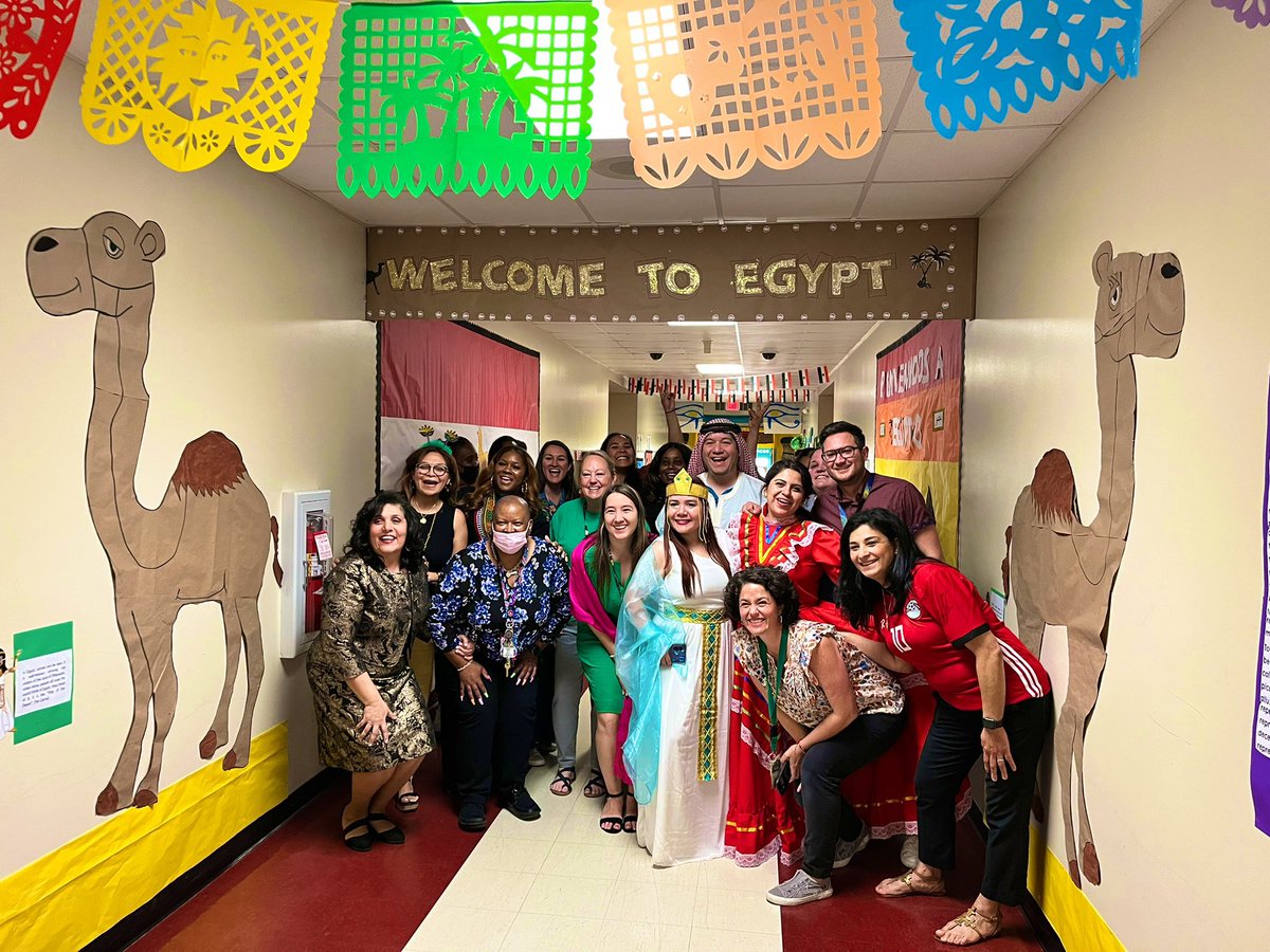 msmenaDLI's tweet photo. What an amazing International Night at @WalterBickettES 🇲🇽🇵🇭🇮🇹🇦🇪🇮🇪🇧🇷🇪🇬🇳🇱!! It was a great opportunity to show different countries to our students and their families. I’m very proud to teach at such a wonderful school. Let’s Go RedHawks!! @ParticipateLrng @IreneZamoraSoto @UCPSNC https://t.co/Ake3GiF53h