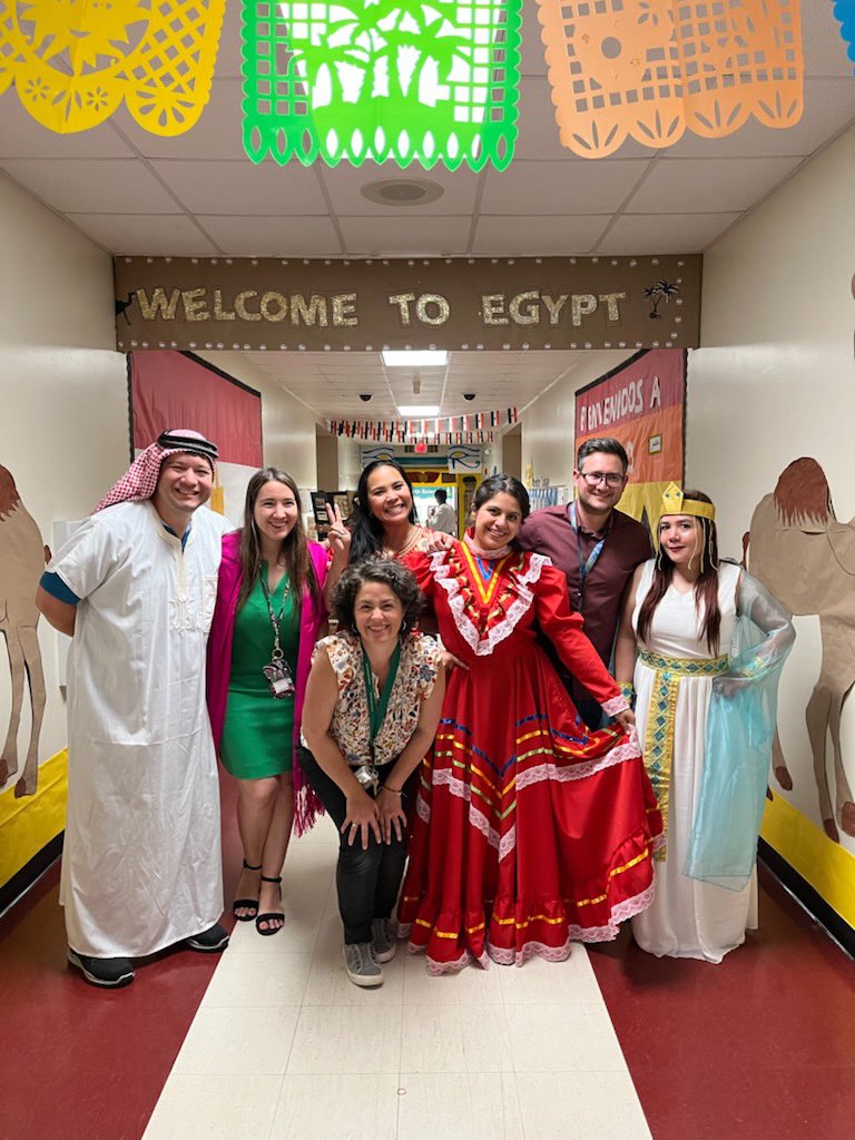 msmenaDLI's tweet photo. What an amazing International Night at @WalterBickettES 🇲🇽🇵🇭🇮🇹🇦🇪🇮🇪🇧🇷🇪🇬🇳🇱!! It was a great opportunity to show different countries to our students and their families. I’m very proud to teach at such a wonderful school. Let’s Go RedHawks!! @ParticipateLrng @IreneZamoraSoto @UCPSNC https://t.co/Ake3GiF53h