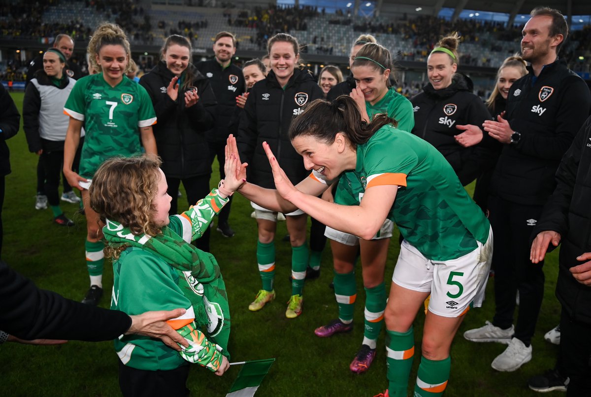 FAIWomen's tweet photo. What a night for WNT 🙌
And typical of this team, they share it with their fans 👏
#SWEIRL | #COYGIG | #OUTBELIEVE https://t.co/z5fokmw3Zx