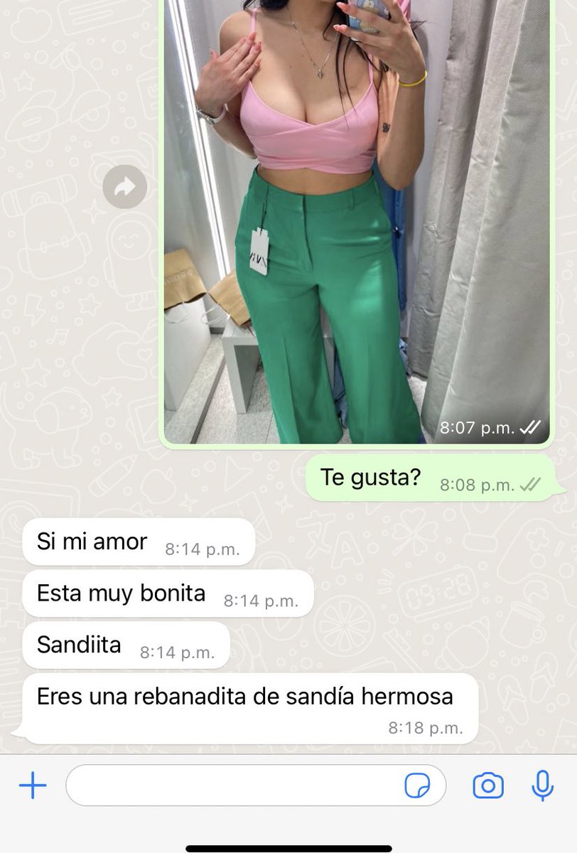 Una amiga me pregunto si mi novio no me dice nada cuando me pongo escotes 
Mi novio cuando le mando foto de mis outfits: 🍉