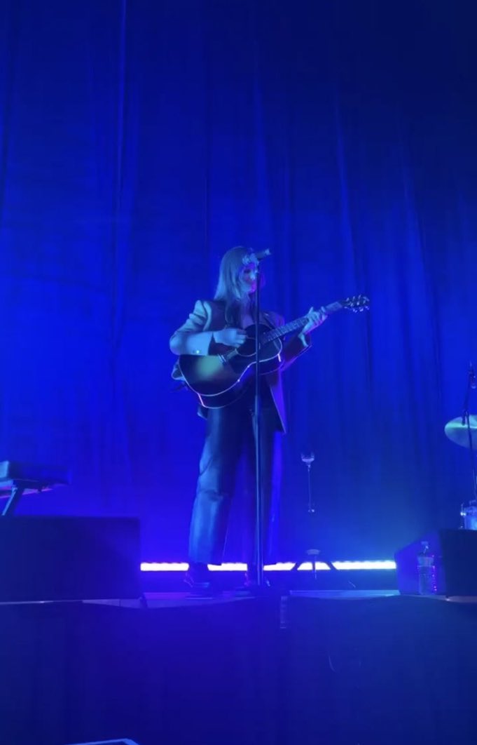 RodrigosTour's tweet image. Gracie Abrams on stage tonight! #SOURTourDenver