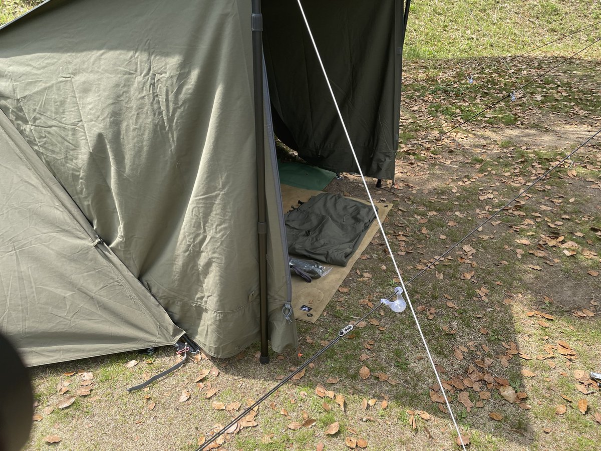 sanukiudon4545's tweet photo. soomloomの伸縮ポールでキャノピーを150cmまで上げてみた。
スカートの端のループを先程のペグに引っ掛けてギリ高さOK👍
FUTURFOXの前幕を装着
サイド、フロント共に隙間があるので今後の課題🤔
前幕をキャノピーとして立ち上げると最早タープ要らず?😆
あと雨対策だが、次回にしよっと😆
#FUTURFOX https://t.co/8e5OlldLnc