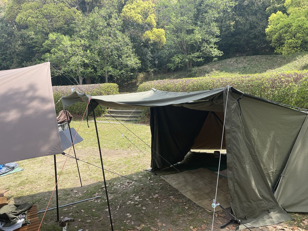 sanukiudon4545's tweet photo. soomloomの伸縮ポールでキャノピーを150cmまで上げてみた。
スカートの端のループを先程のペグに引っ掛けてギリ高さOK👍
FUTURFOXの前幕を装着
サイド、フロント共に隙間があるので今後の課題🤔
前幕をキャノピーとして立ち上げると最早タープ要らず?😆
あと雨対策だが、次回にしよっと😆
#FUTURFOX https://t.co/8e5OlldLnc