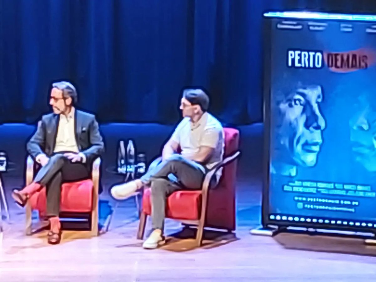 anasilinha's tweet photo. Depois da estreia do documentário PERTO DEMAIS tivemos o privilégio da reflexão sobre o Bullying: discriminação que afasta e adoece com @CARPINEJAR, @rossandrok , @leofraimanoficial e @vanrodriguesoficial. Foi estimulador ouvir os temas debatidos nas minhas aulas de filosofia🥰🦉 https://t.co/gO14Rwf36x