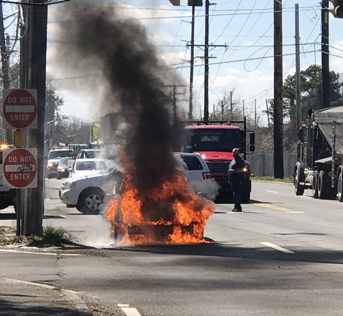 Chief_Ippy's tweet photo. Brentwood FD handling a car fire earlier today on Pine Aire Dr. in North Bay Shore. #BrentwoodFD Co. 2 made quick work of the car fire. @thefirenews @FASNY @nysfirechiefs @SuffolksBravest #CrossBuffPhotos #CBP #CrossbuffJrPhotography #CBJP 📸 @Apple #Iphone7Plus https://t.co/k9WDEHL31v