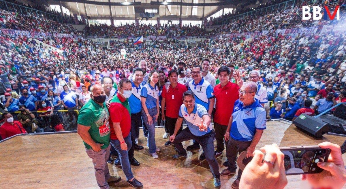 bongbongmarcos's tweet photo. Isang taos pusong pasasalamat sa lahat ng mga taga-Ormoc na sumama sa aming Grand Rally, lalo na sa aking mga kaibigan na si Mayor Richard at Congresswoman Lucy sa napakagandang pagsalubong. https://t.co/8dZjUxe2mj