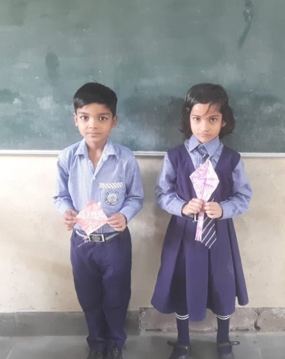 Lalit_2Help's tweet photo. चली डोर पर बैठ पतंगे
इठलाती सी श्रेष्ठ पतंगे
आसमान में उड़ती जाए
दोस्तों का संग इनको भाए
Pandemic hadn't given our little gems a chance to experience school life.
Now that they are living it,
our kids are loving❤️❤️ it.
#KiteMakingActivity
@msisodia @PbpandeyB @Dir_Education https://t.co/CGsni06HRO