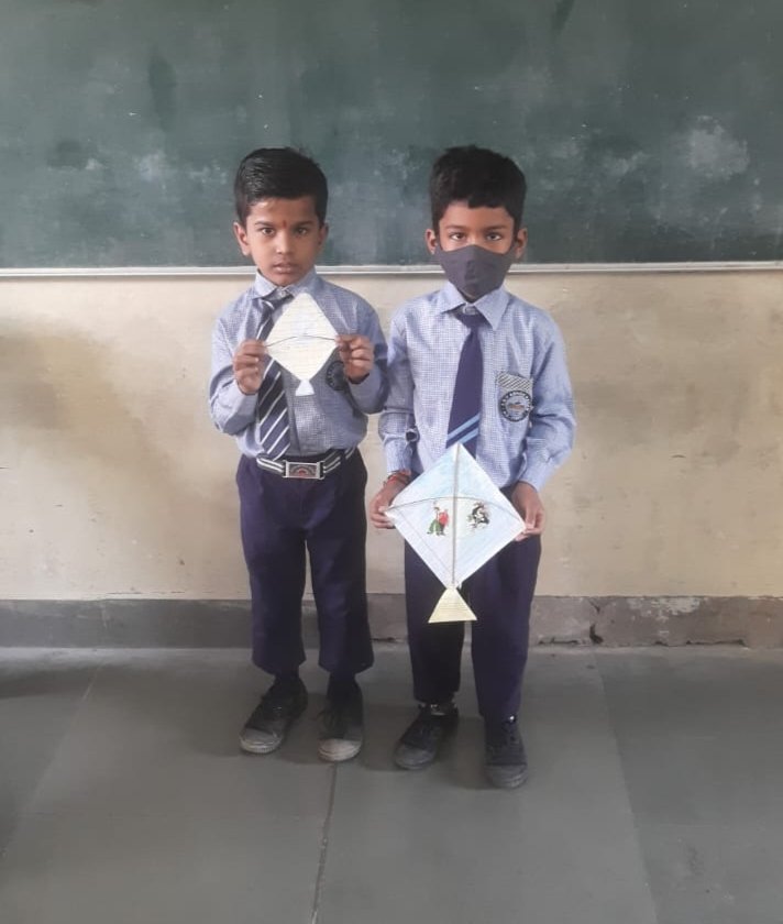 Lalit_2Help's tweet photo. चली डोर पर बैठ पतंगे
इठलाती सी श्रेष्ठ पतंगे
आसमान में उड़ती जाए
दोस्तों का संग इनको भाए
Pandemic hadn't given our little gems a chance to experience school life.
Now that they are living it,
our kids are loving❤️❤️ it.
#KiteMakingActivity
@msisodia @PbpandeyB @Dir_Education https://t.co/CGsni06HRO