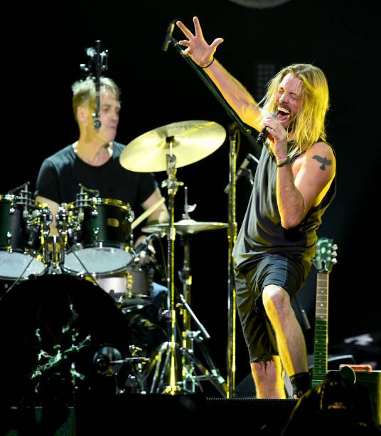 THawkinsRiders's tweet photo. Taylor performing at I Am The Highway: A Tribute to Chris Cornell at the Forum on January 16, 2019 in Inglewood, California.

 Photo by Kevin Winter

#foofighters #taylorhawkins https://t.co/ChM768OpwX