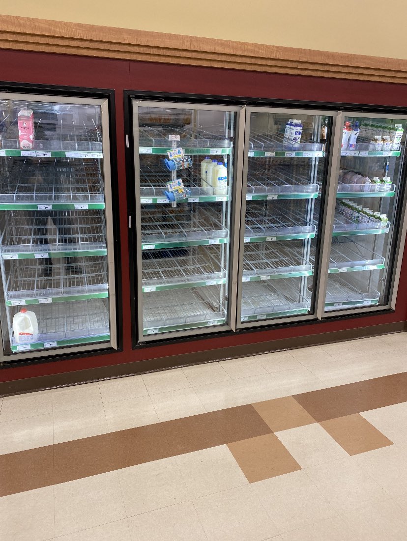 kooney77's tweet photo. Went to go grab a jug of milk after work. Looks like everyone is expecting a snowpocalypse. #skstorm https://t.co/XftWtvsbJU