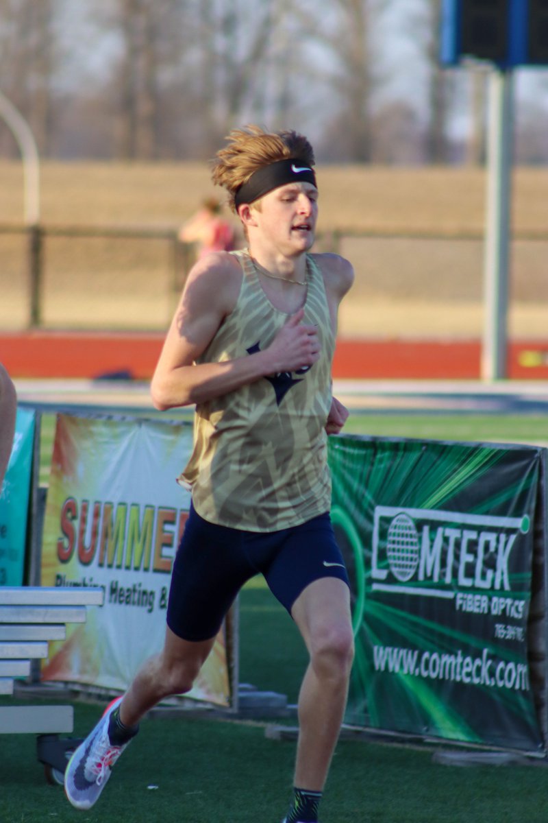 OHXC_OHTF's tweet photo. BIG breakthrough performances for two young OHTF Golden Eagle sophs! Toby Sneed broke both the 5 minute 1600 (4:58) &amp; 11 minute 3200 (10:50) barriers for the 1st time tonight! Trenton Sweet smashed the 11 minute 3200 barrier dropping a 10:26 a 53 second PR!
#BeUncommon #WorkToDo https://t.co/lJ6SHGMTyp