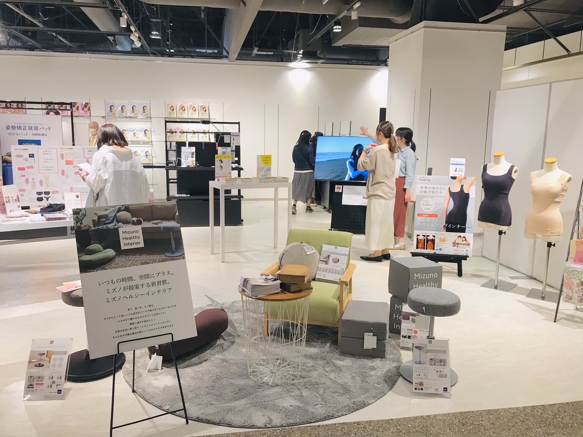 karakoto_mag's tweet photo. #からだにいいことラウンジ　始まりました！！既にたくさんの方にご来場いただいています、ありがとうございます✨✨

人気の美容・健康グッズが勢揃い！普通はなかなか試せない通販商品も置いています。

サンプルを多数お配り中♪ https://t.co/6o4K2vfWyL