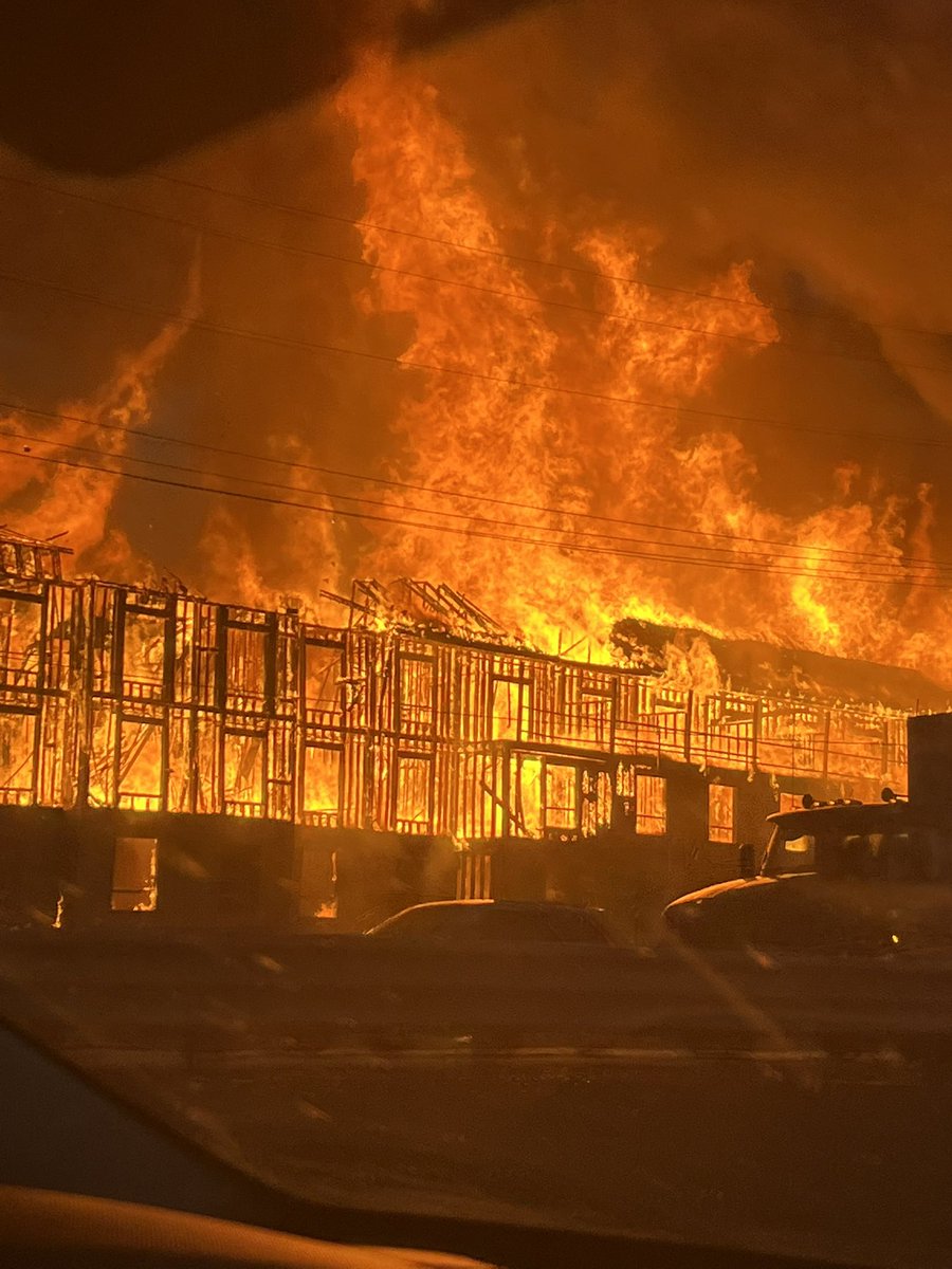 urinnate's tweet photo. The construction buildings by the camarillo outlets. A total inferno. https://t.co/fVzfNyy4jJ