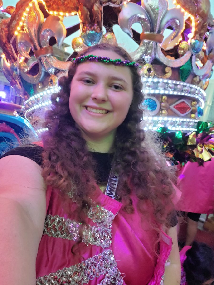 mccraysminions's tweet photo. The wonderful perks of teaching and living in Central Florida! Taught all day, then off to @UniversalORL to play!! https://t.co/0TNoObmLlZ