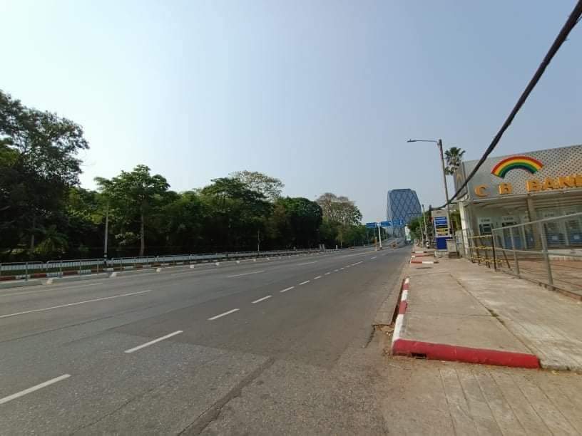 Khithitofficial's tweet photo. ရန်ကုန်သင်္ကြန်လူမရှိဘဲ အသံတိတ်သပိတ်ကဲ့သို့ ခြောက်ကပ်နေ ၊ရန်ကုန်မြို့တော်ဝန်သင်္ကြန်မဏ္ဍပ်ရှေ့ လူတချို့ တင်လာသော  ဖောကား ၃ စီး၊ ဟိုက်ဂျက်ကား ၃ စီး  အကြိမ်ကြိမ် ရေပက်ခံပြနေမှုကို ထုတ်လွှင့်နေ

ရန်ကုန်၊ ဧပြီ ၁၃
Read More -> https://t.co/3G0QuCVZN6 https://t.co/0UTWfCyQ47
