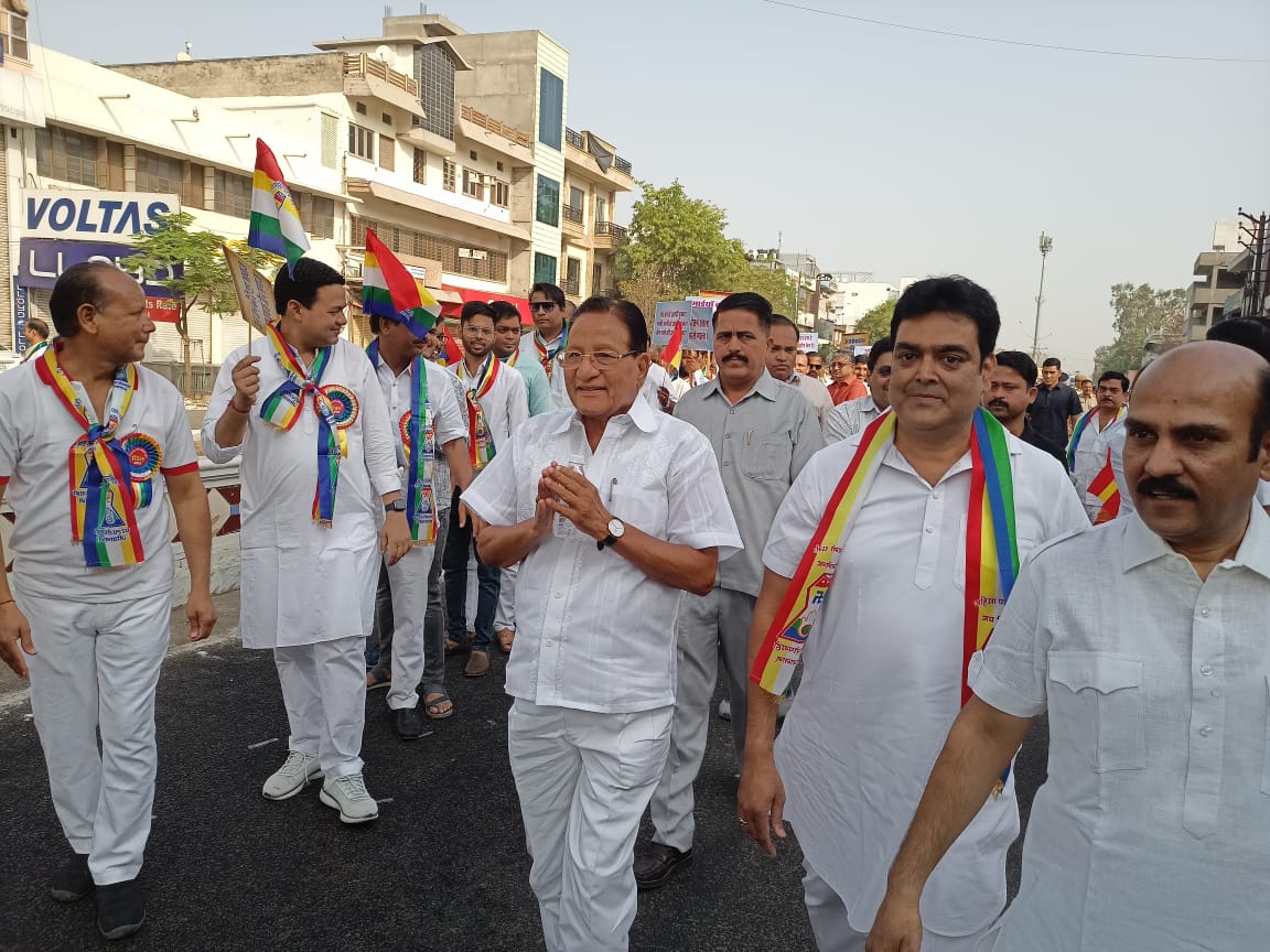 भगवान महावीर जयंती के उपलक्ष मे जनकल्याणक महोत्सव पर समाज बंधुओं के साथ अहिंसा पदयात्रा में सम्मिलित हुआ।
बहुत ही खुशी की बात है कि सभी समाज बंधु एकजुट होकर भगवान महावीर की जयंती को हर्षोल्लास से मना रहे हैं। मैं सभी समाज बंधुओं का हृदय से आभार व्यक्त करता हूं।