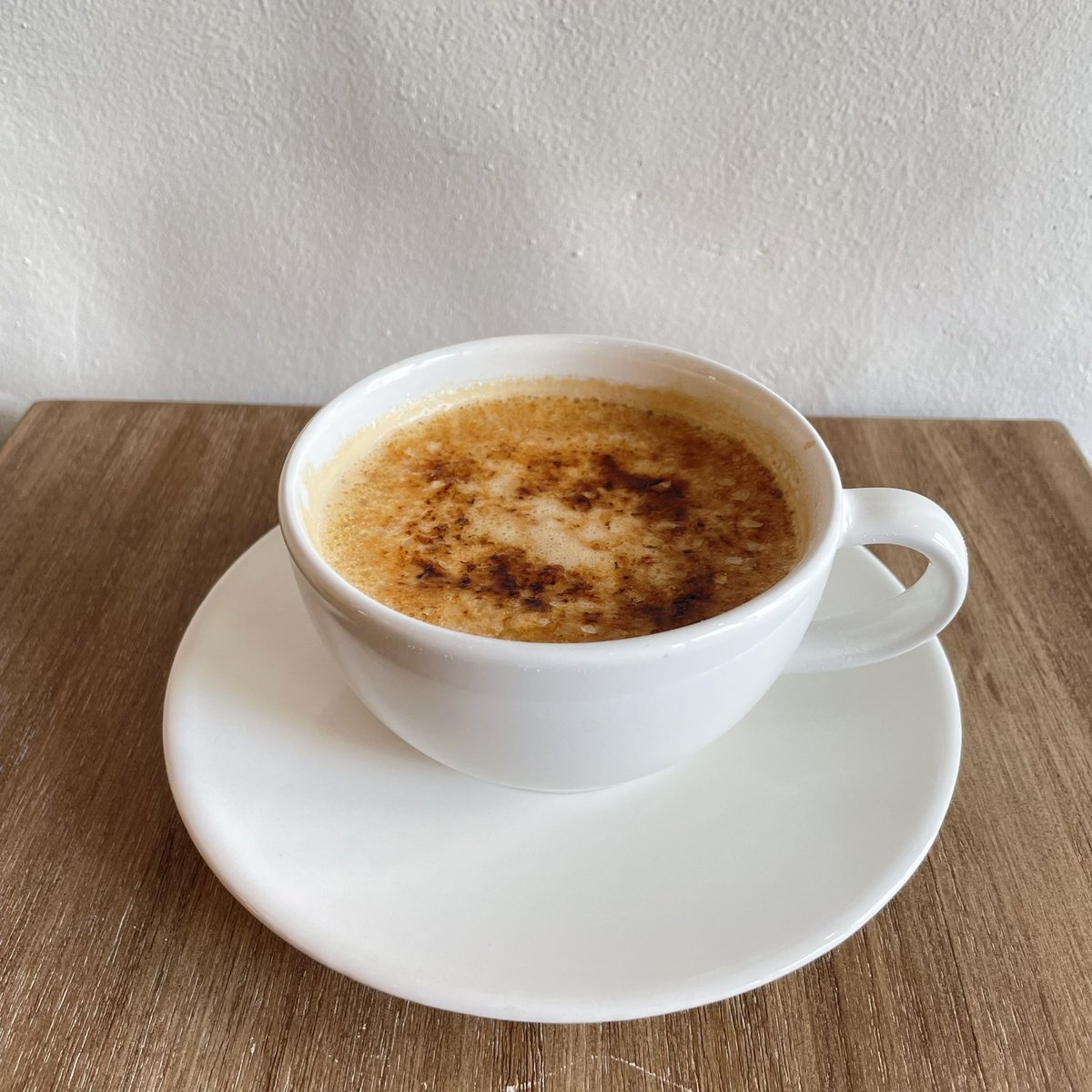 icafe_official's tweet photo. こんにちは🌞#.icafeです🥀❣️

本日ご紹介致しますのは
女性に大人気　キャラメル焦がしラテ　です☕️

粉糖をふりかけ炙りパリパリキャラメリゼ、スプーンで割りながらお召し上がり下さい。
キャラメルの香りとエスプレッソの苦味が相性抜群です🤤🌼 https://t.co/z97DEx5IuE
