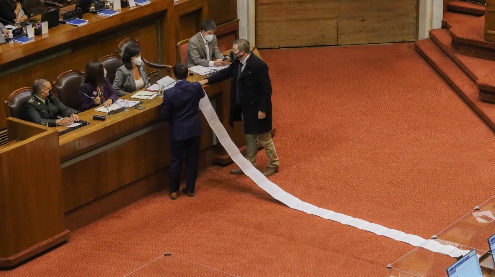 cristian_arayal's tweet photo. Le entregamos a la Ministra @izkia el listado de atentados y víctimas del narcoterrorismo en La Araucanía. 
Para recuperar la paz debemos combatir el terrorismo frontalmente, sin miedo a nada ni a nadie. https://t.co/cOII8XAz4Q