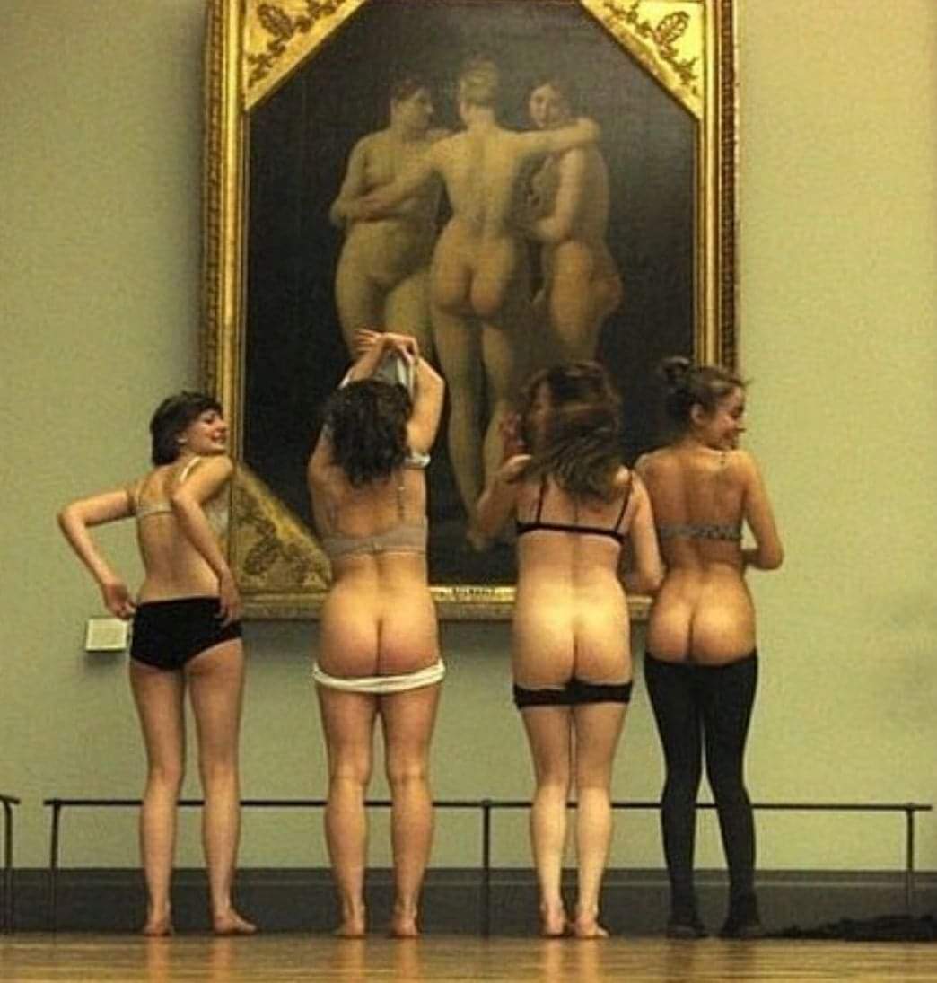 Be careful when you follow the masses, sometimes the "m" is silent 😜
Recreating art at Musée du Louvre
