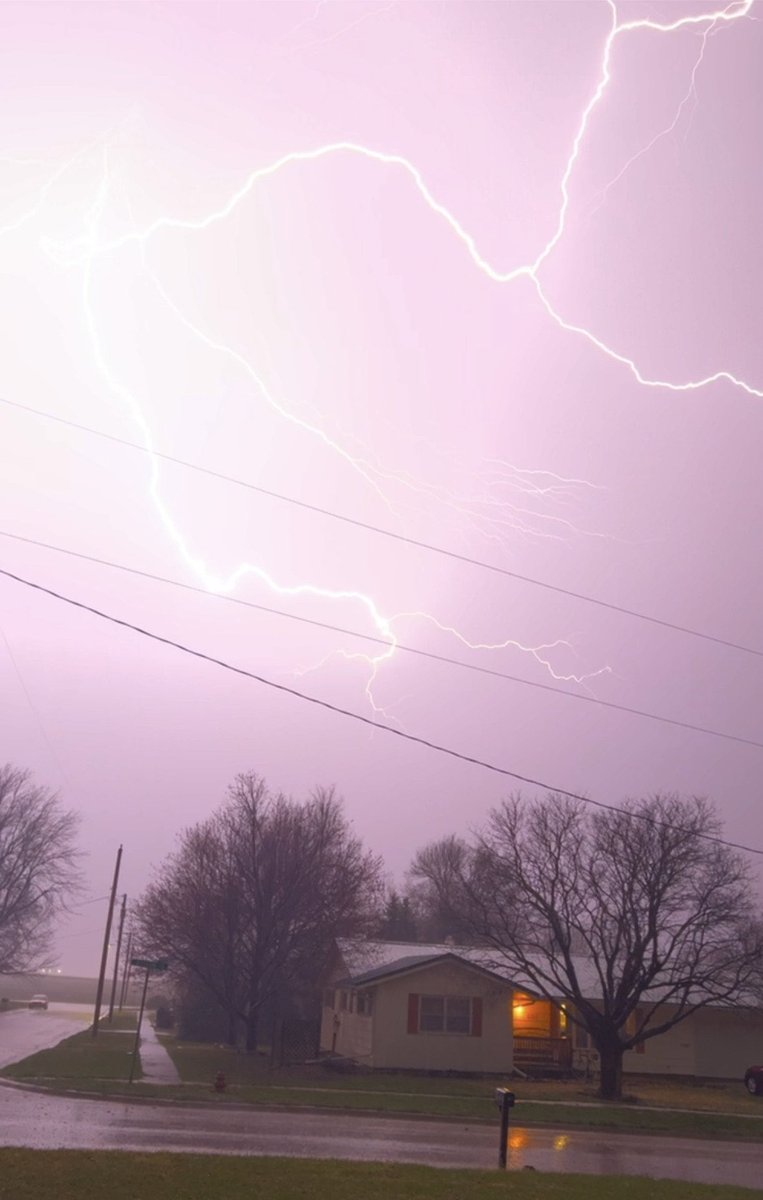 JSydejkoKCCI's tweet photo. Check out this cool lightning shot from James Joy in Scranton 
#iawx #iowa https://t.co/cqEFRQbT4S