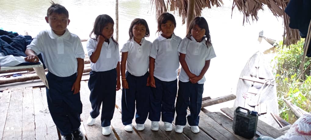 dgei_mppe's tweet photo. #Abril Estado #Monagas Municipio Maturin, Población Fluvial, Comunidad Dauwaja, Se realizó entrega de uniformes y zapatos a niños(as) Warao #PlanTextil Gracias al Pte. @NicolasMaduro Min. @CLARAVIDALV Gob. @ErnestoLunaPsuv Min. @_LaAvanzadora Coord.Educ. Indigena ZE @ActualZe 💪 https://t.co/mDn9AobIDk