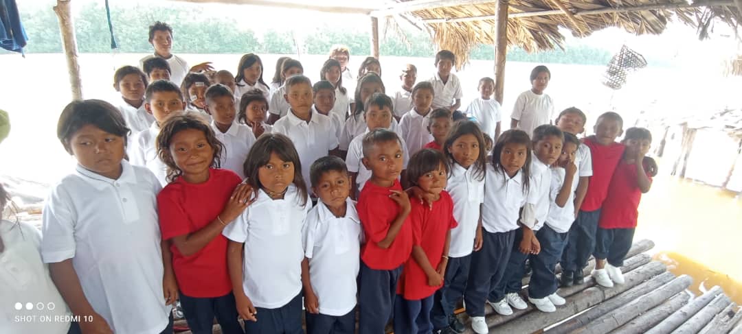 dgei_mppe's tweet photo. #Abril Estado #Monagas Municipio Maturin, Población Fluvial, Comunidad Dauwaja, Se realizó entrega de uniformes y zapatos a niños(as) Warao #PlanTextil Gracias al Pte. @NicolasMaduro Min. @CLARAVIDALV Gob. @ErnestoLunaPsuv Min. @_LaAvanzadora Coord.Educ. Indigena ZE @ActualZe 💪 https://t.co/mDn9AobIDk