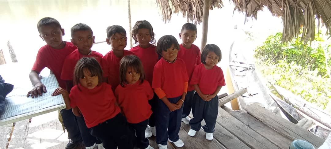 dgei_mppe's tweet photo. #Abril Estado #Monagas Municipio Maturin, Población Fluvial, Comunidad Dauwaja, Se realizó entrega de uniformes y zapatos a niños(as) Warao #PlanTextil Gracias al Pte. @NicolasMaduro Min. @CLARAVIDALV Gob. @ErnestoLunaPsuv Min. @_LaAvanzadora Coord.Educ. Indigena ZE @ActualZe 💪 https://t.co/mDn9AobIDk