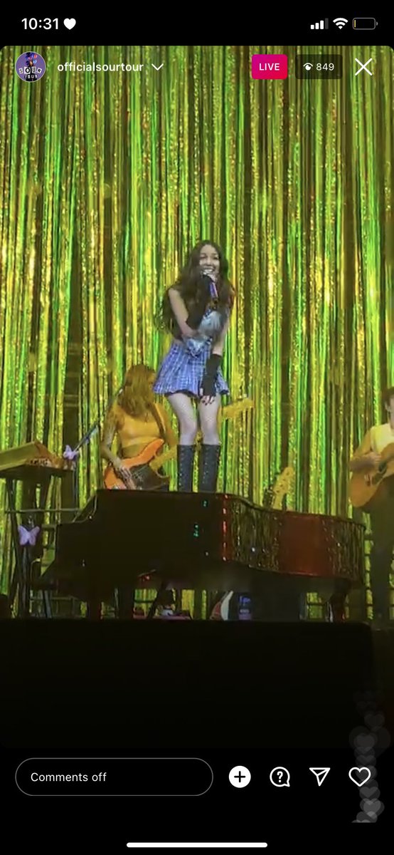 RodrigosTour's tweet image. olivia’s outfit tonight!! #SOURTourDenver