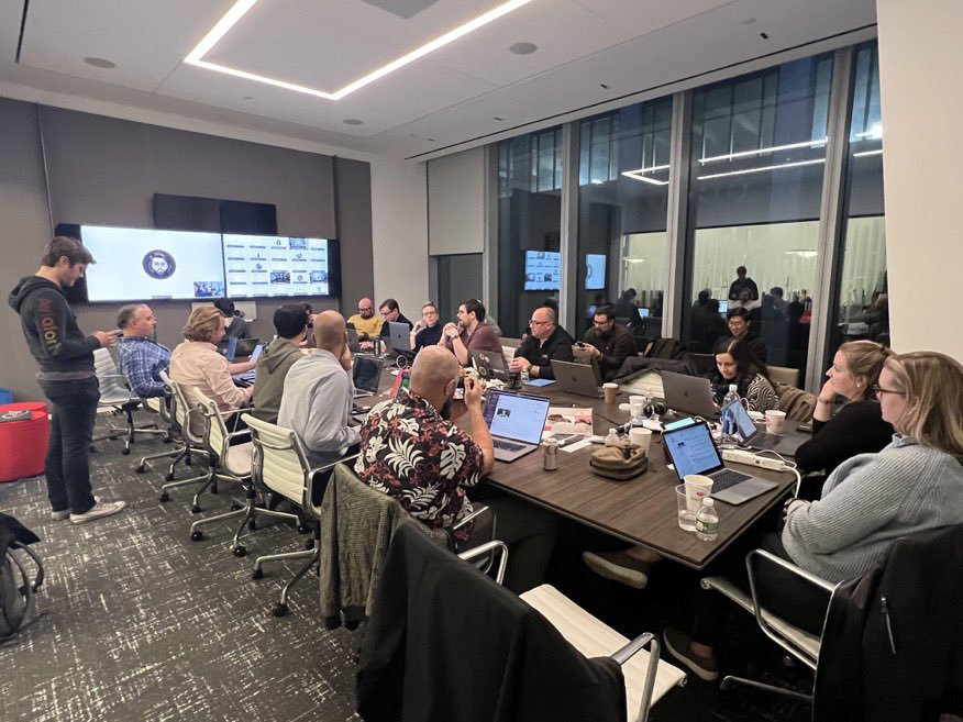 I'm no data scientist, but that's 600 subscribers per white person in CNN's conference room.
cnbc.com/2022/04/12/cnn…