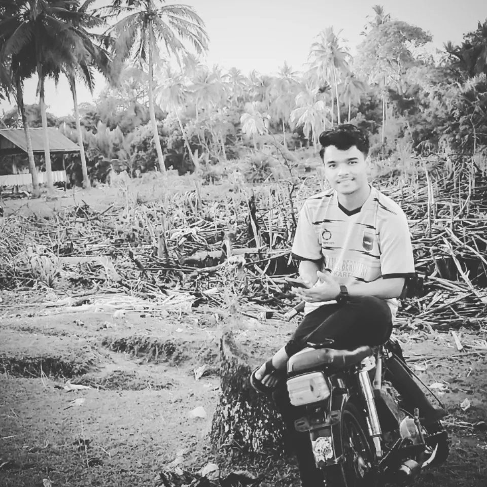 Bgmie19's tweet photo. Kereta Era 90àn yg sudah Begitu Tua ini,,Pernah Jaya pada masanya,Disaat Rhoma Irama dan si Ani masih Bersama, Valentino Rossi &amp; MotoGp nya pun Belum Ada, bahkan Sirkuit yg namanya Mandalika  Hingga Sampai yg katanya si pawang Hujan di Beberkan Dunia,,, https://t.co/NN6hkVECrp