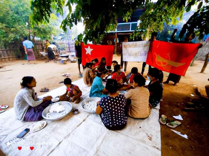 Letpadaungtaung main strike committee members led #RevolutionaryThingyan movement on the morning of 1st day of Thingyan by making "Mont Lone Yay Baw" (traditional Burmese Dessert associated with Thingyan).

#2022Apr13Coup
#WhatsHappeningInMyanmar