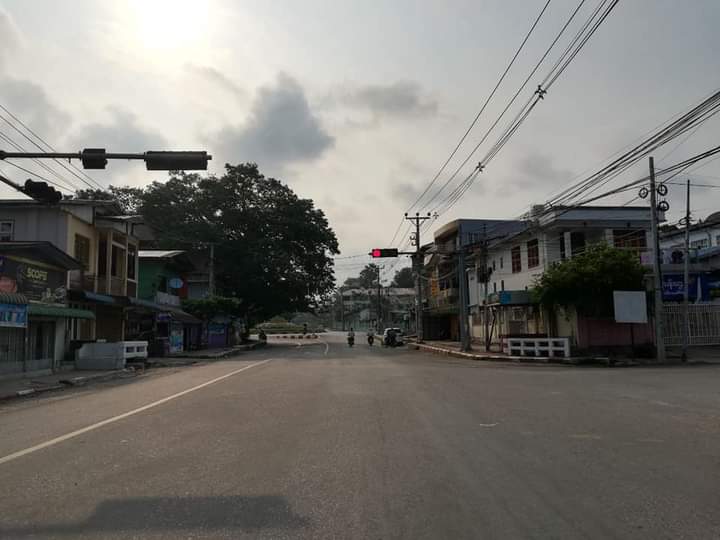 Local populace and also delightful children stay silent boycotting against the junta-sponsored bloody Thingyan festival in #Mon's MawlaMyine town this year.

#WhatsHappeningInMyanmar 
#RevolutionaryThingyan 
#2022Apr13Coup