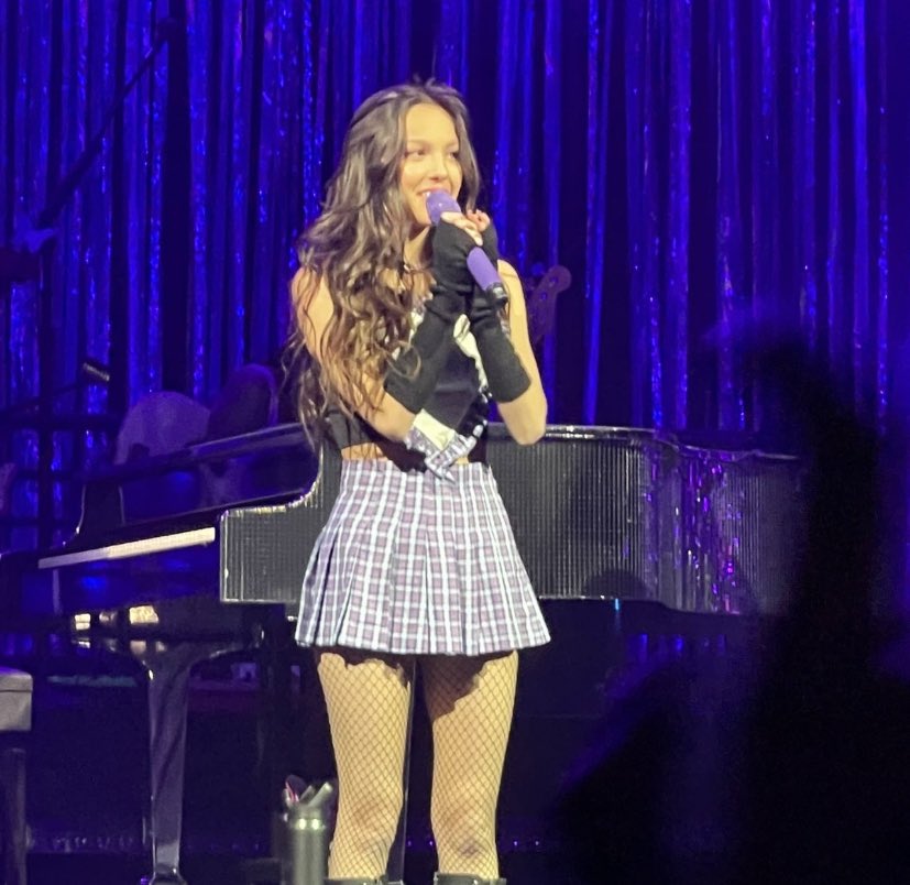 RodrigosTour's tweet image. Which color do you prefer!! #SOURTOUR