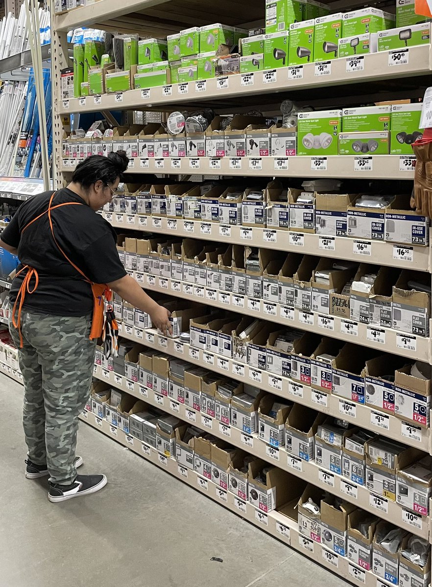 StephAbles's tweet photo. Mayra our new electrical closer showing off her bay maintenance skills!!!! Now that’s a good looking bay. #CXMLife #TeachTrainDevelop @BerumenNaz @EddiePereida101 @catelyn_sober @GarettReidTHD @AsmDennis https://t.co/uRWnRbUmFa
