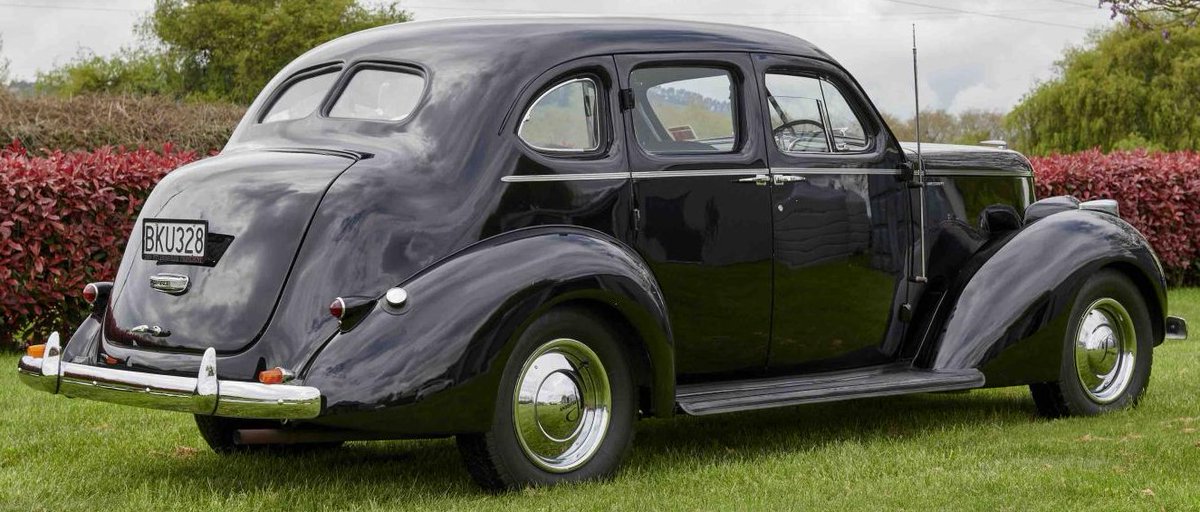 UltimativCars's tweet photo. #Webbs3CC
The '38 #Studebaker #President #Model4C was made in 5,474 units, of which the #State President #Sedan, which was made in an unknown, mainly LHD amount.
This (unique?) #RHD-#NewZealand🇳🇿-unit was est. at AUS$60-70k | $44,5-51,9k | 40,9-47,7k €, but couldn't been sold. https://t.co/NfOFFfegiA