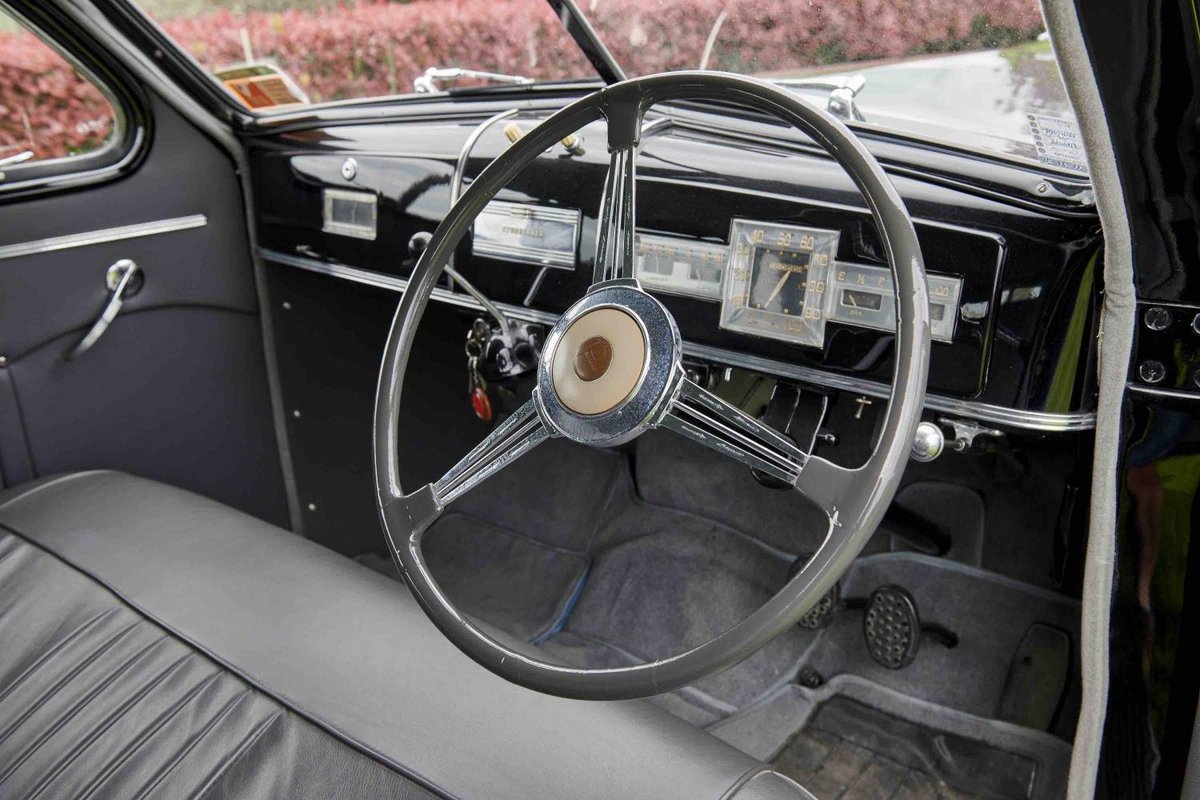 UltimativCars's tweet photo. #Webbs3CC
The '38 #Studebaker #President #Model4C was made in 5,474 units, of which the #State President #Sedan, which was made in an unknown, mainly LHD amount.
This (unique?) #RHD-#NewZealand🇳🇿-unit was est. at AUS$60-70k | $44,5-51,9k | 40,9-47,7k €, but couldn't been sold. https://t.co/NfOFFfegiA