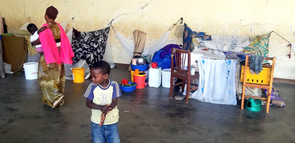 LaNovaBurundi's tweet photo. "Nous sommes frappés par le froid, pas de nouritures, de lieux d'aisance, la famine, ...", déplorent ces déplacés qui dorment à belle étoile au #CEMINA à @RumongeProvince @PNUDBurundi @Titus_Osundina @UNDPAfrica #Burundi #RésilianceCommunautaire https://t.co/oRnNecgLBK
