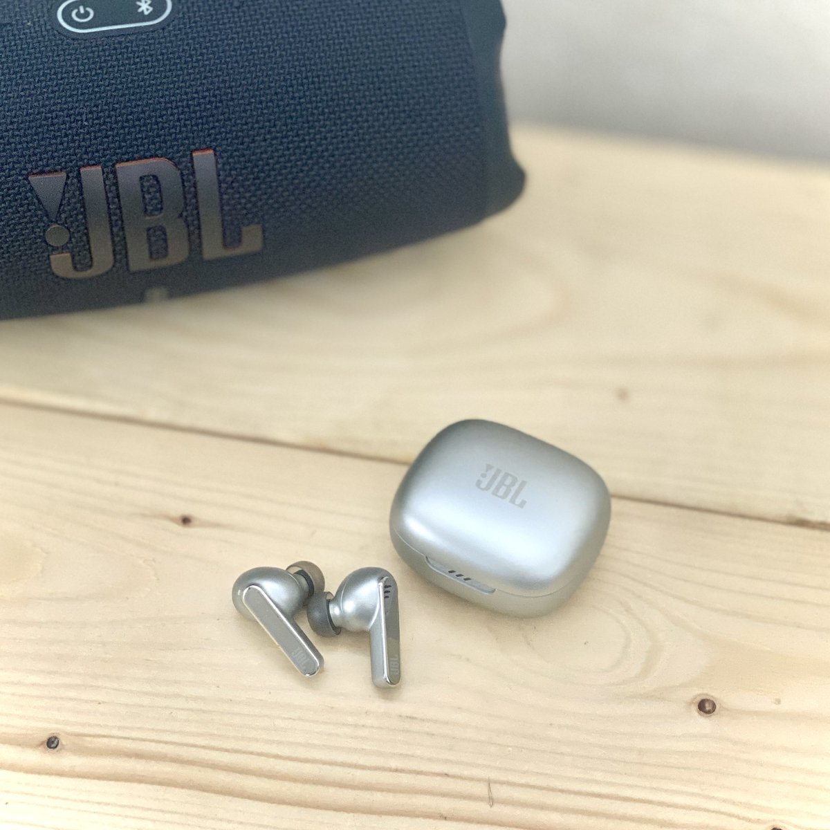 Jin_pttaw's tweet photo. イヤホンをear(1)→ JBL Live Pro 2 TWSに新調。イコライザー調整はなぜかいつもアシタカせっ記😊笑
最近いろいろ失敗続きだったけど、元気出すルーティンに音楽が必須だなって実感。
#JBL #LivePro2 #ear1 #ジブリ #久石譲 #アシタカせっ記 https://t.co/Nqz8e3nnsI