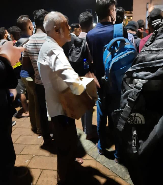 Jeevanifdo's tweet photo. "ඔහු රැගෙන ආවෙ කොල්ලොන්ට කෙල්ලොන්ට  දෙන්න මාරි පෙට්ටියක්. මට පුලුවන් දේ මන් කරනව පුතේ කිවුව... 
ගම් වල අරක්කු බෝතලෙට නැමේන
උන්දලාට වැඩිය Respect තාත්තෙ" RaniYa 
Old gent had brought a box of Marie Biscuits to give the young people. "I'll do what I can my son" he said. RESPECT. https://t.co/78ckKAScGT