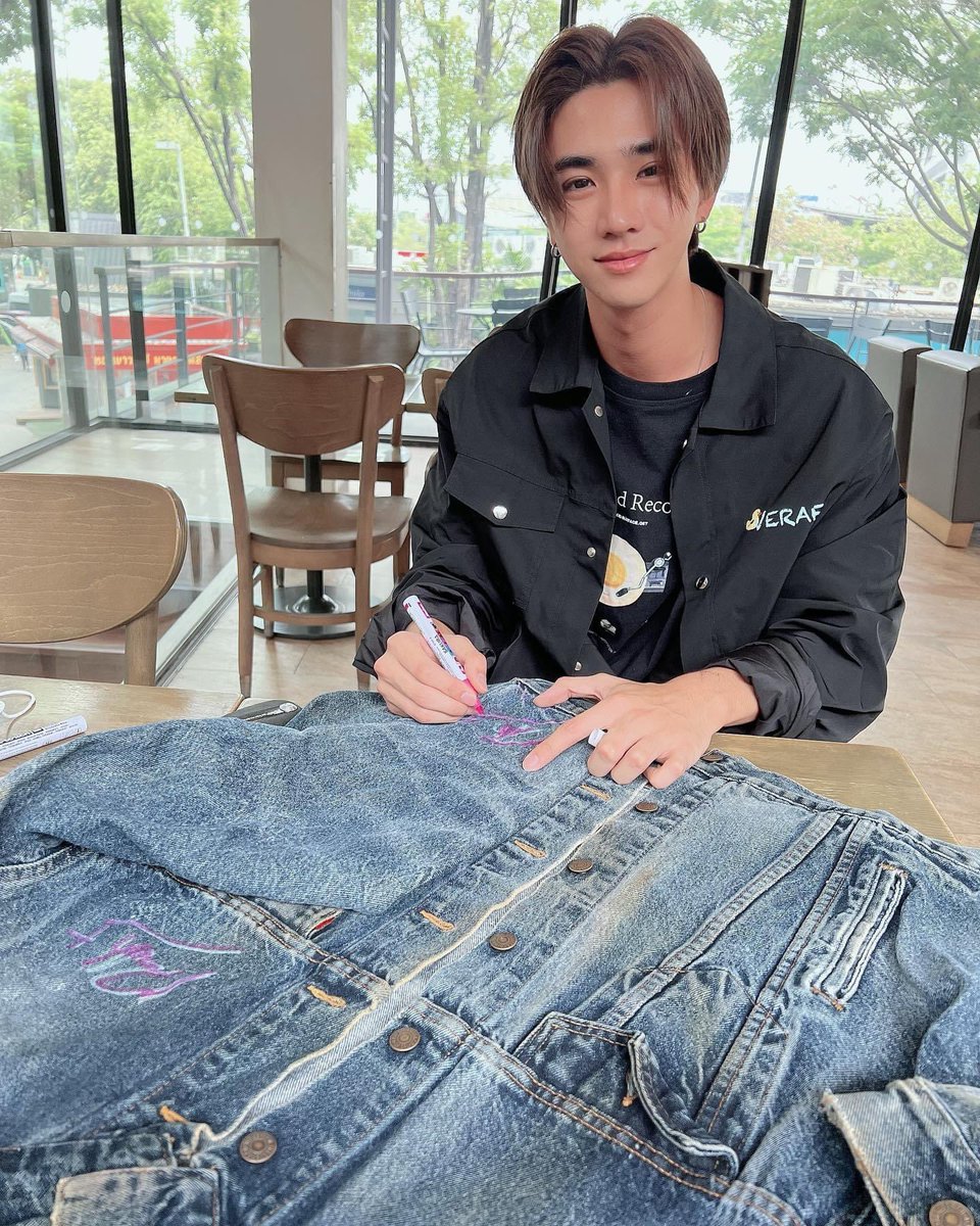 FilmGuruTH's tweet photo. ใครอยากได้เสื้อบ้ง พร้อมลายเซ็นรอประมูลกันนะฮะ #บอกโลกให้รู้ว่ากูรักมึง #TellTheWorldILoveYou #PerthTanapon #KDPPE https://t.co/B6WlKtShyL