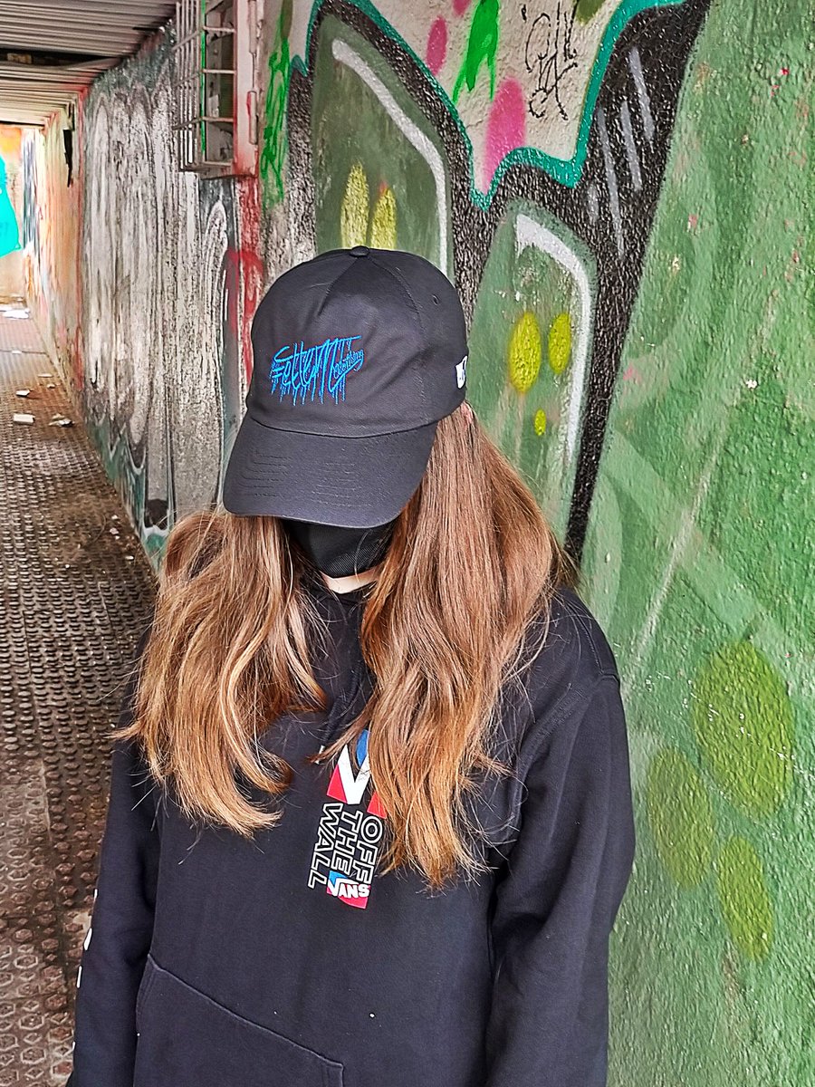 FettemClothing's tweet photo. LANZAMIENTO
Completamos colección de gorras con el modelo beisbolero. 100% algodón, doble bordado de alta calidad y etiqueta textil. Cierre con hebilla. 20€. #Gorra #Beisbol #graffiti #ClothingBrand #UndergroundClothing #StayLoko 👹 https://t.co/rLSHjabkgI