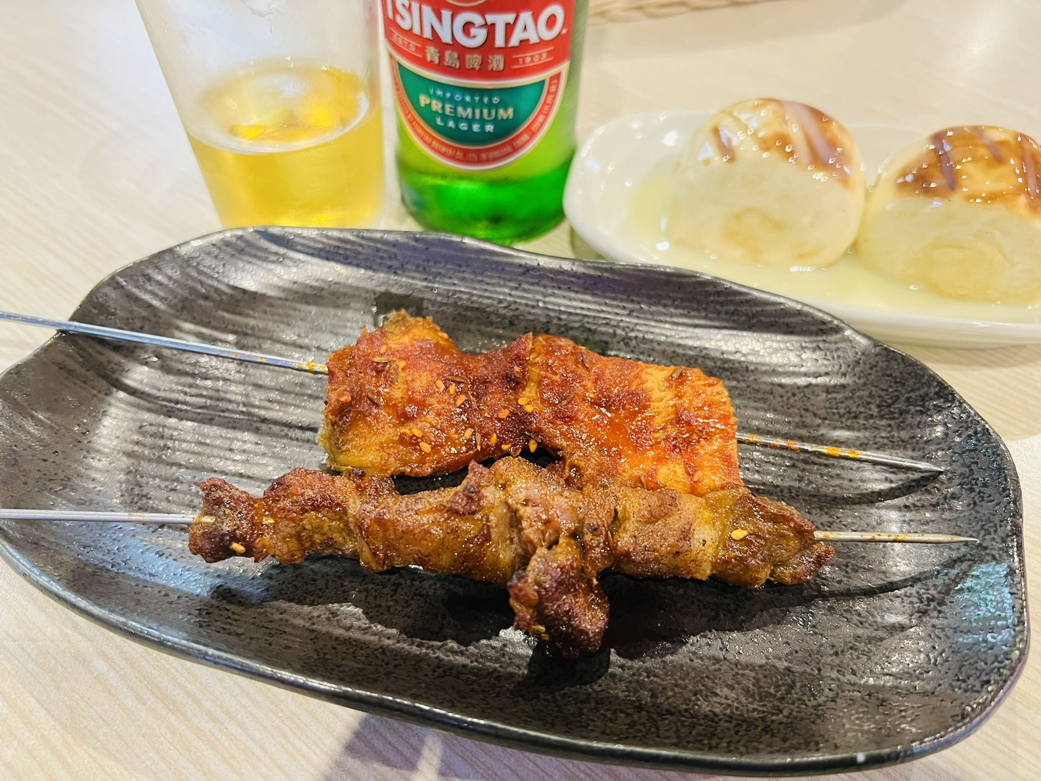 せんべろnet 池袋北口で一人飲みしやすいガチ中華を新規開拓中 先日はファミマ3階の中華フードコート 沸騰小吃城 へ 中国語が飛び交い様々な地域の料理が楽しめる 東北の羊串1円がやわらかくスパイシーで青島ビールがすすむ よくわからず注文した焼