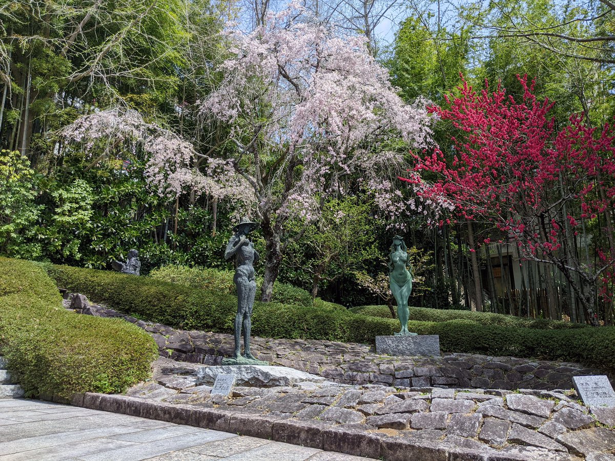 本日も天気が良く散策日和です。野外彫刻庭園やフランス館屋上には木内